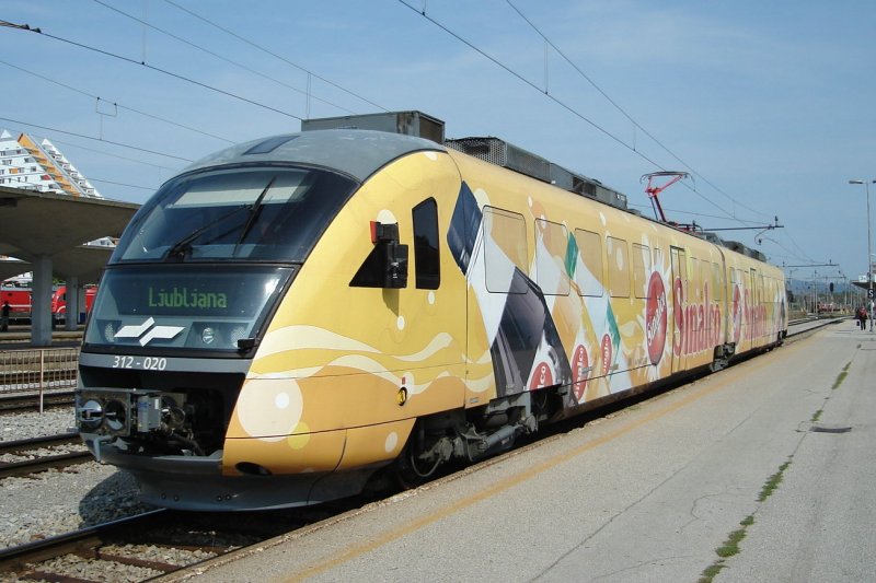 Triebwagen 312 020 mit schner Werbebemalung in Ljubljana 27.8.09