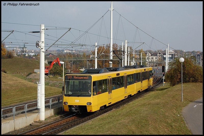 Triebwagen 3143 der SSB als U2 nach Neugreut bei der Ausfahrt von der Haltestelle Mineralbder in Stuttgart-Ost.