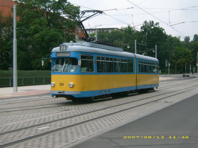 Triebwagen 324 am Hauptbahnhof