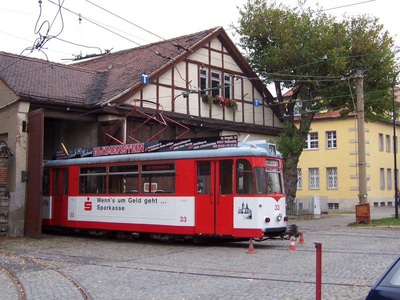 Triebwagen 33 fhrt auf Gleis 3 des Depots, Oktober 2005