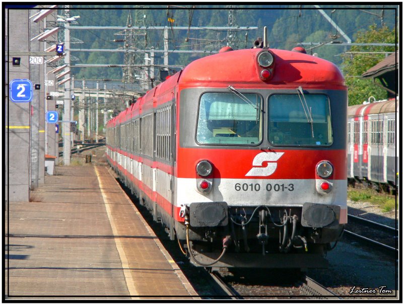 Triebwagen 4010 001 mit Steuerwagen 6010 001 verlt als IC 518 Karl Bhm den Bahnhof St.Michael in Richtung Salzburg.
21.09.2007