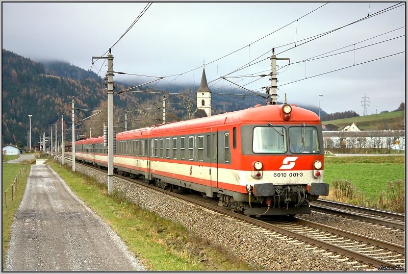 Triebwagen 4010 001 mit Steuerwagen 6010 001 voran f�hrt mit IC 511  Fischer von Erlach  von Salzburg nach Graz.
Kammern 9.11.2008
