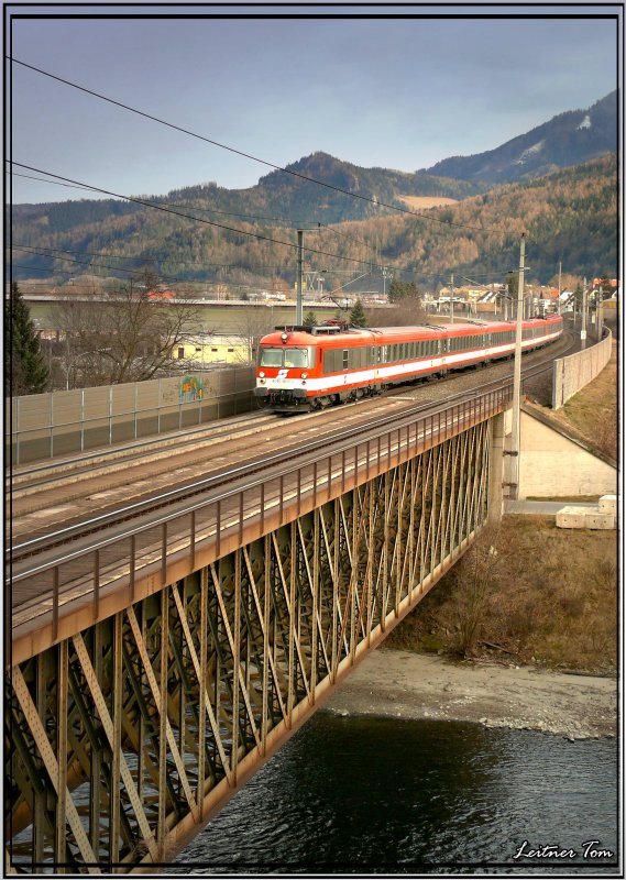 Triebwagen 4010 008 fhrt als IC 518 Karl Bhm von Graz nach Salzburg.
Leoben 16.2.2008