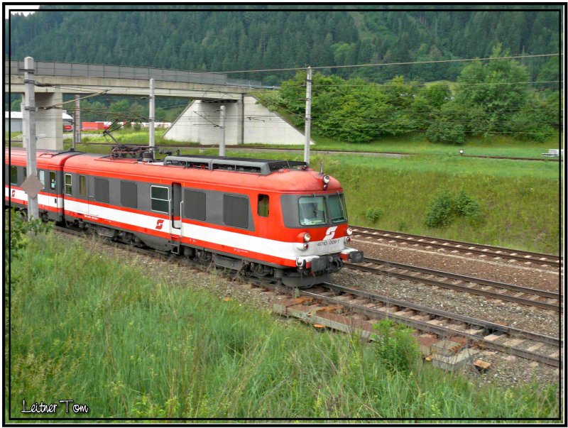 Triebwagen 4010 009 verlsst gerade den Bahnhof St.Michael in der Steiermark in Richtung Selzthal 
07.06.2007