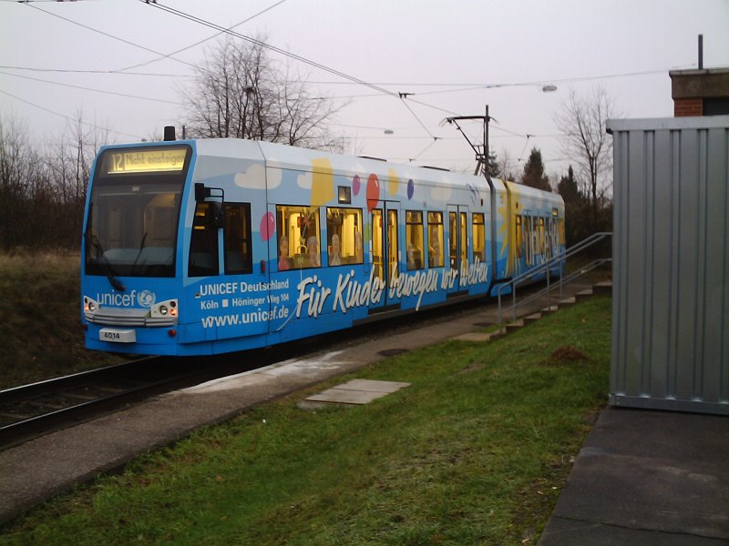 Triebwagen 4014 in der Schleife in Merkenich. Er besitzt seit kurzem Vollwerbung fr das Hilfswerk Unicef. Merkenich, 27.12.2006, ~16.20 Uhr.