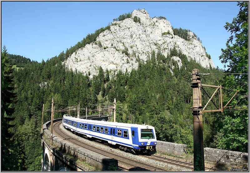 Triebwagen 4020 213 fhrt mit R 2971 von Payerbach-Reichenau nach Mrzzuschlag.
Semmering Kalte Rinne 31.08.2008
