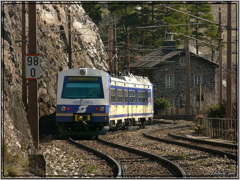 Triebwagen 4020 270 fhrt als R2964 von Mrzzuschlag nach Payerbach Reichenau.
Breitenstein 30.03.2008