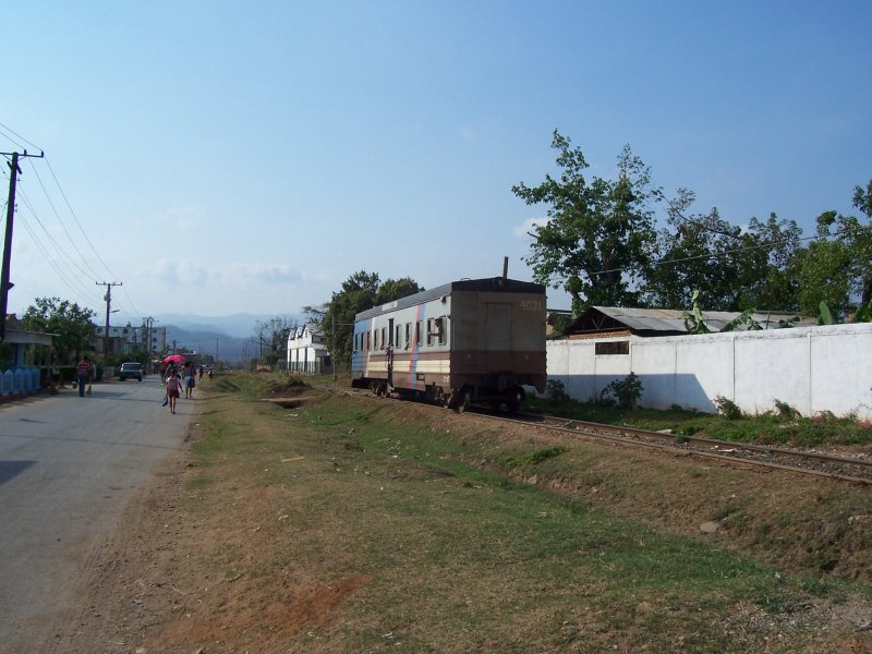Triebwagen 4021 nach Verlassen der Haltestelle in Trinidad am 06.04.2009