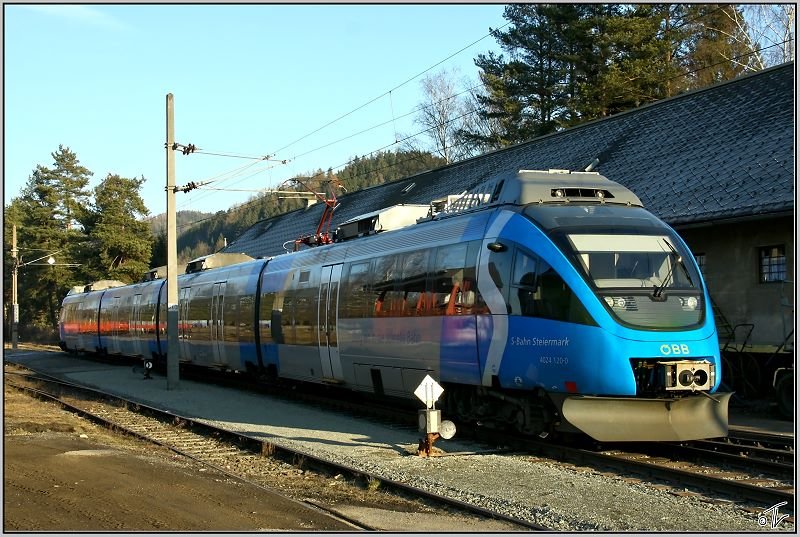 Triebwagen 4024 120  S-Bahn Steiermark  steht vor dem Eisenbahnmuseum in Knittelfeld.
26.12.2008