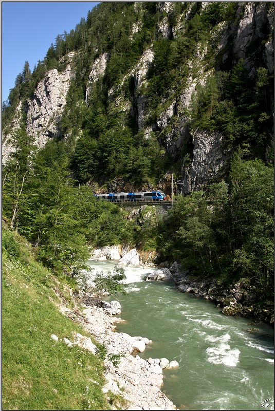 Triebwagen 4024 120  S-Bahn Steiermark  fhrt als R 3790 von Kleinreifling nach Selzthal.Meines Wissens war der Blaue Talent bis dato noch nicht im Gesuse unterwegs und wird es warscheinlich auch nicht mehr sein, denn schon in 2 Wochen wird auf dieser wunderschnen Strecke der Personenverkehr eingestellt.
Gstatterboden 16.08.2009