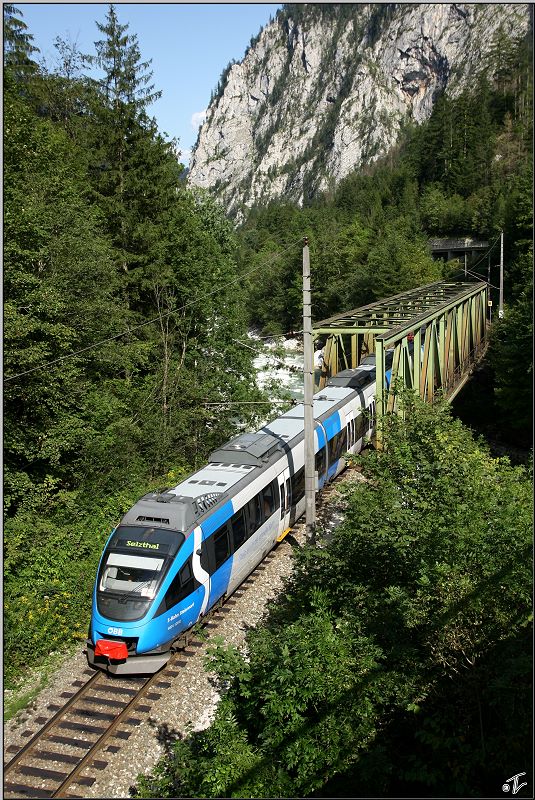 Triebwagen 4024 120  S-Bahn Steiermark  fhrt als R 3790 von Kleinreifling nach Selzthal.Meines Wissens war der Blaue Talent bis dato noch nicht im Gesuse unterwegs und wird es warscheinlich auch nicht mehr sein, denn schon in 2 Wochen wird auf dieser wunderschnen Strecke der Personenverkehr eingestellt.
Gstatterboden 16.08.2009