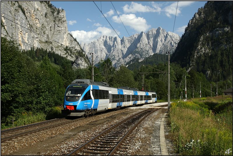 Triebwagen 4024 120  S-Bahn Steiermark  fhrt als R 3790 von Kleinreifling nach Selzthal.Meines Wissens war der Blaue Talent bis dato noch nicht im Gesuse unterwegs und wird es warscheinlich auch nicht mehr sein, denn schon in 2 Wochen wird auf dieser wunderschnen Strecke der Personenverkehr eingestellt.
Gesuseeingang 16.08.2009