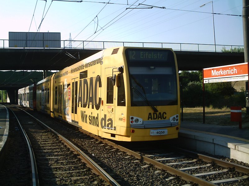 Triebwagen 4058 mit ADAC Vollwerbung verlsst die Haltestelle Merkenich Richtung Eifelstrae. 28.04.07, ~9.00 Uhr