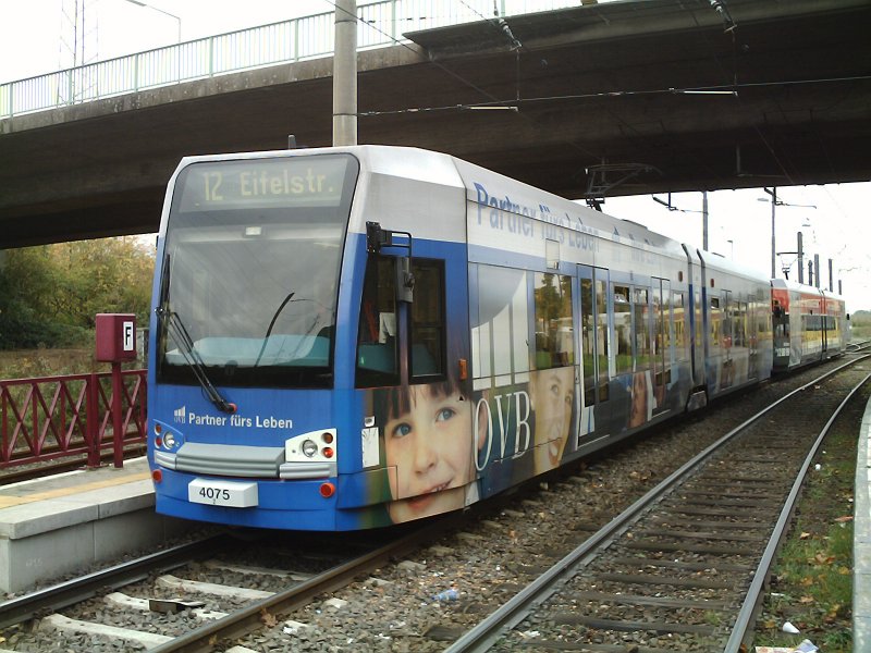 Triebwagen 4075 und 4080 in Merkenich. In den Bahnen spiegelt sich TW 4055, der in der Wendeschleife steht.