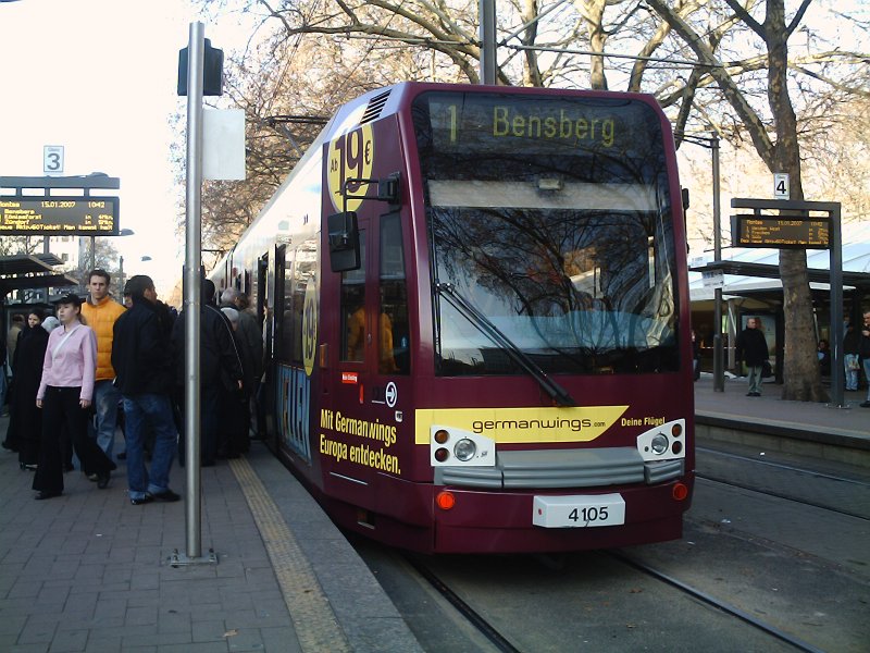 Triebwagen 4105 mit modernisierter Germanwings- Werbung am 15.1.07 gegen 10.45 Uhr am Neumarkt. 