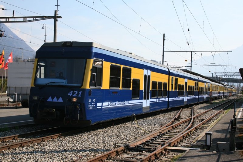 Triebwagen 421 der Berner Oberland Bahn in Interlaken Ost. Der vordere zugteil fhrt nach Lauterbrunnen, der zweite nach Grindelwald. Aufnahme: April 2007