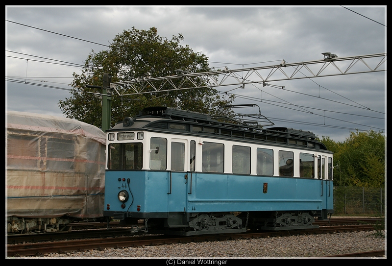 Triebwagen 44 im Depot Edingen, 4. Oktober 2009, legal fotografiert.