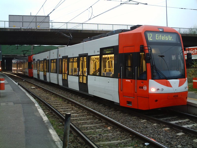 Triebwagen 4516 und 4512 in der HS Merkenich auf dem Kurs der Linie 12. In 4512 spiegeln sich die Lichter von 4518. 27.12.2006, ~16.15 Uhr.