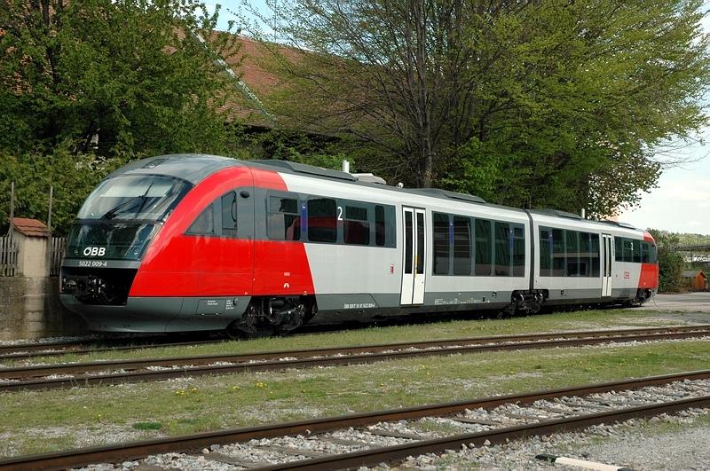 Triebwagen 5022.009 der BB abgestellt im Bahnhof Weiz (Stmk.)der STLB am 30.4.2005 nachmittags