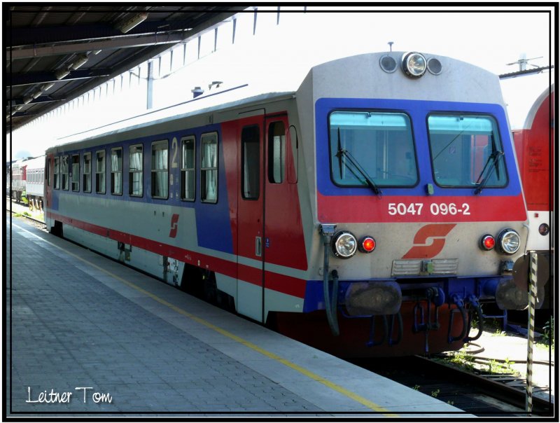 Triebwagen 5047 096-2 wartet auf die Abfahrt. Wien Ost am 28.4.2007