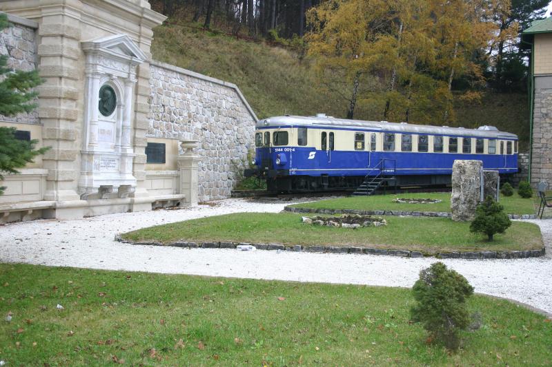 Triebwagen 5144 001-4 auf dem Denkmalsockel neben dem Ghega-Denkmal im Bahnhof Semmering. (6.11.2005)