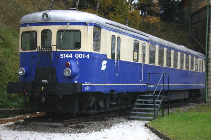 Triebwagen 5144 001-4 auf dem Denkmalsockel im Bahnhof Semmering. (6.11.2005)