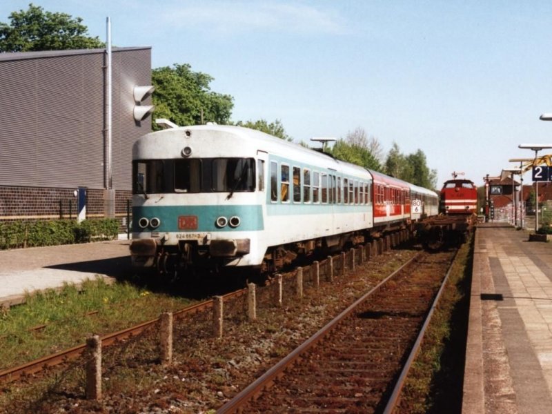 Triebwagen 624 667-2/924 501-0/624 502-8 mit RB 12430 Gronau-Dortmund (Westmnsterlandbahn) auf Bahnhof Ahaus am 07-05-01 (Hintergrund: AAE mit bergabegterzug). Bild und scan: Date Jan de Vries.