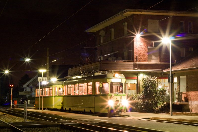 Triebwagen 71 (Bj. 1958, Waggonfabrik Rastatt) mit Beiwagen 193 (Bj. 1962, Waggonfabrik Rastatt) inEdingen/Baden Bf. 22.03.09, 03:20 Morgens.