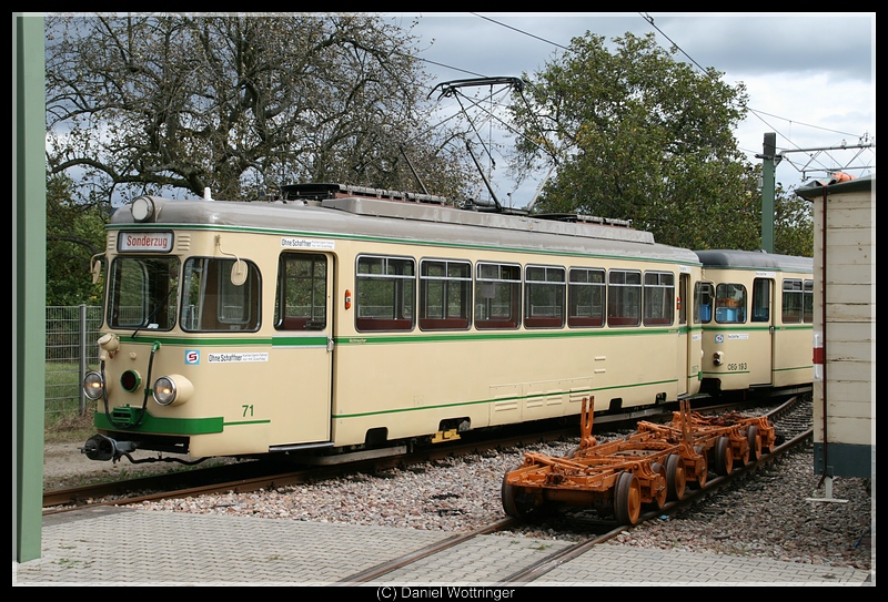 Triebwagen 71, davor die Rollb�cke und rechts im Bild der G�terwagen 358.
Edingen, 04. Oktober 2009.