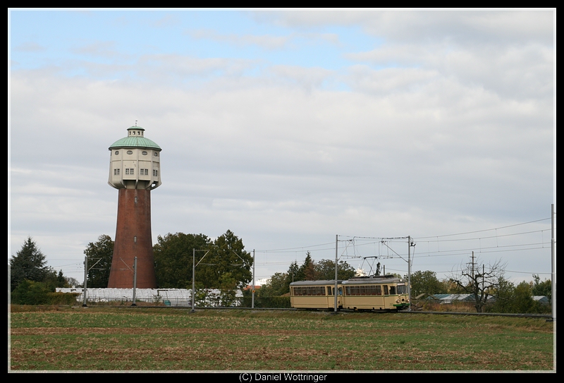 Triebwagen 71 mit Beiwagen 193 am 04. Oktober 2009 am Edinger Wasserturm.