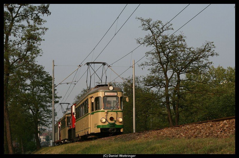 Triebwagen 71 mit viel germpl im Schlepp am 2. Mai 2009 an der Boveriestrae.