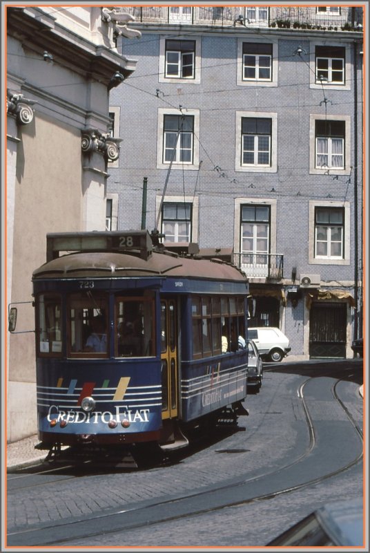 Triebwagen 723 der Linie 28 quitscht durch die engen Gassen der Alfama in Lissabon. (Archiv 06-92)