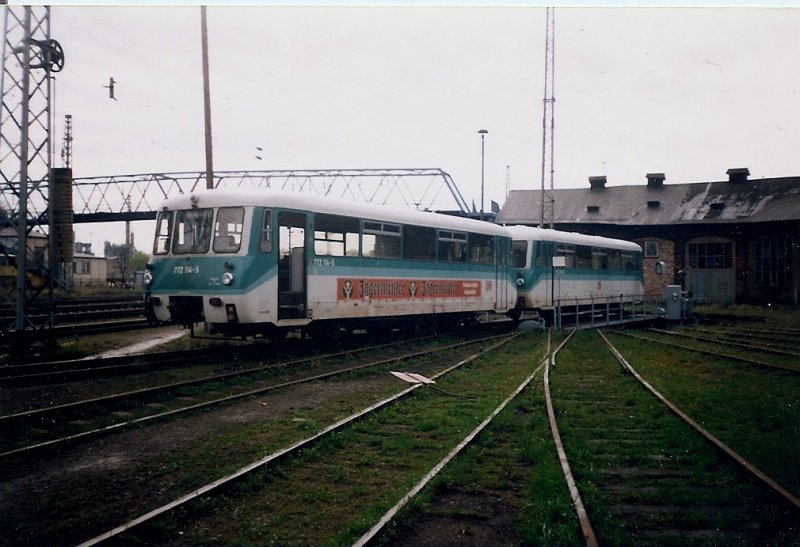 Triebwagen 772 114/972 714 im Bw Stralsund am Lokschuppen 1 im April 1999.Die Triebwagen fuhren zu der Zeit zwischen Stralsund und Barth  bis sie von der UBB abgelst wurden. 