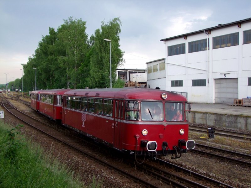 Triebwagen 798 706-8 der  PEF  verlsst den Bhf. Ried i.I. und fhrt seinem Ziel Passau entgegen;090521