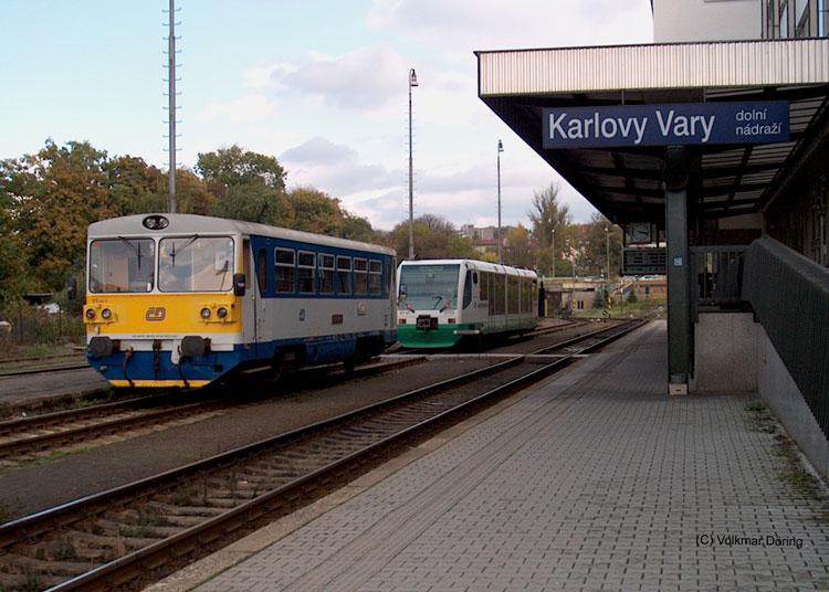 Triebwagen 810 441 der CD und der VT 47 der Vogtlandbahn in Karlovy Vary (Karlsbad) - 11.10.2003
