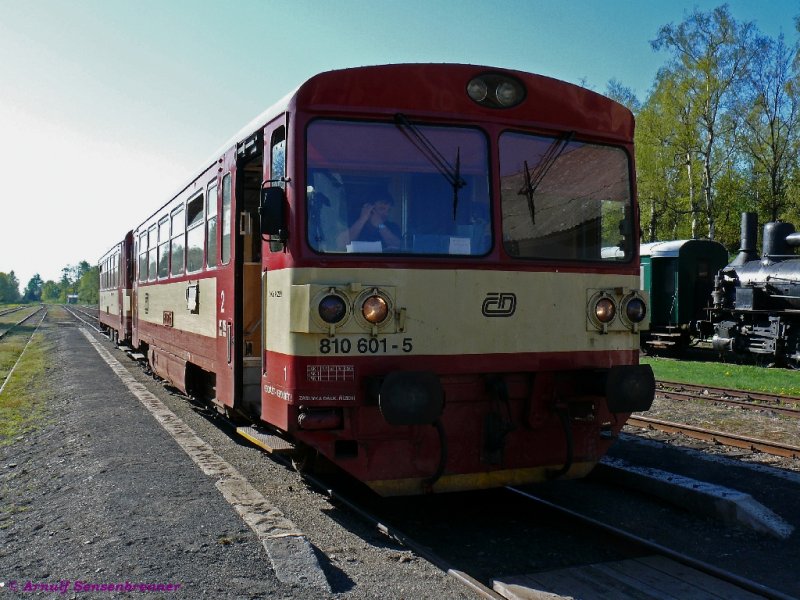 Triebwagen 810-601 der CD mit Beiwagen hlt in Krimov (Krima). 
Er ist unterwegs im Erzgebirge als Personenzug Os16800 von Chomutov zum Grenzbahnhof Vejprty, wo Anschlu nach Deutschland besteht. Leider verkehren hier auf der tschechischen Seite des Erzgebirges seit Ende 2007 nur noch an Wochenenden regelmige Zge auf dieser Strecke. 
Bis  1945 gab es von Krima aus eine weitere Verbindung durchs Erzgebirge nach Reitzenhain.

11.05.2008
