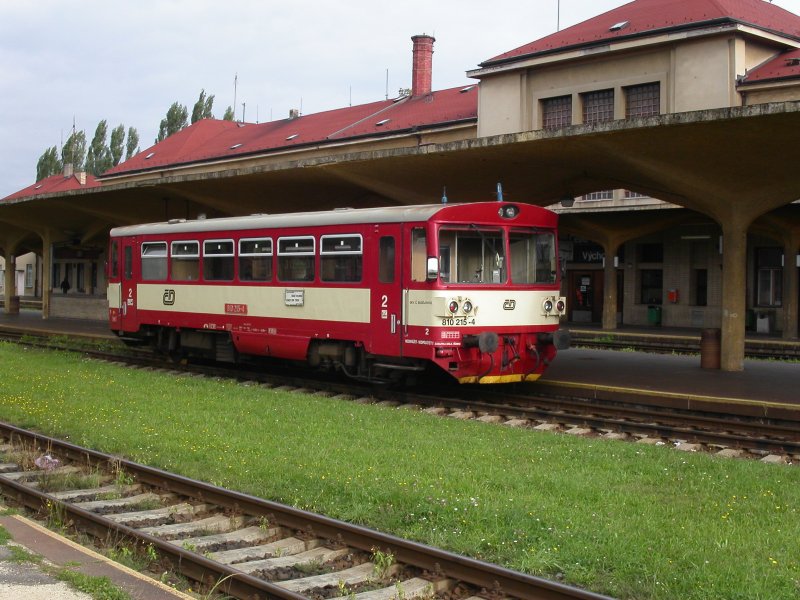 Triebwagen 810.215 im Tschechischen Bahnhof Ceske Velenice am 1.9.06