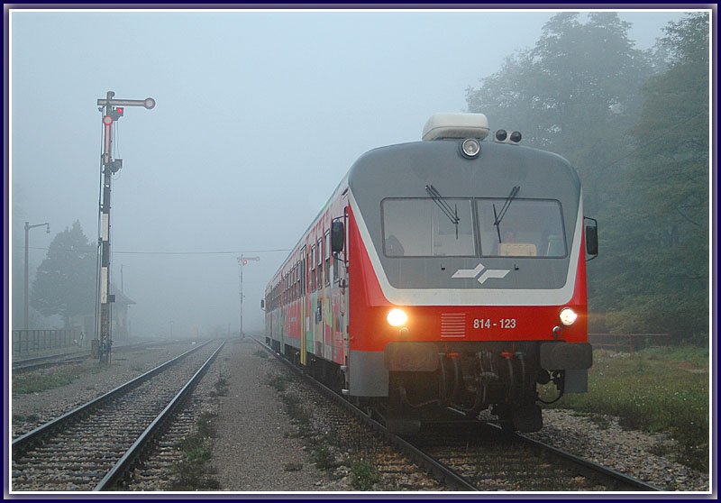 Triebwagen 814-123 als Regionalzug 3802 von Marburg nach Murska Sobota am 12.10.2006 bei der Einfahrt in den Bahnhof Kidricevo.