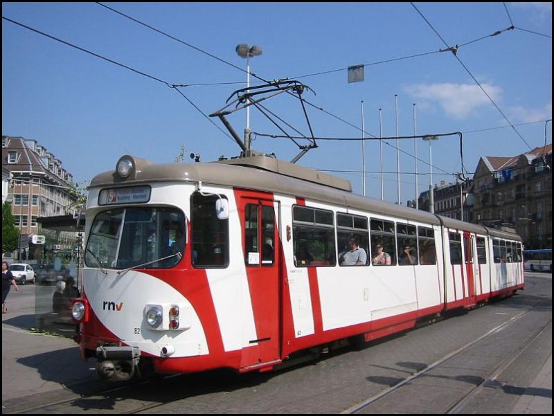 Triebwagen 82 der Regionallinie 5R im Verkehrsverbund Rhein-Neckar, die zwischen Weinheim, Heidelberg und Mannheim verkehrt, steht am 11.05.2006 an der Haltestelle Bismarckplatz in Heidelberg.