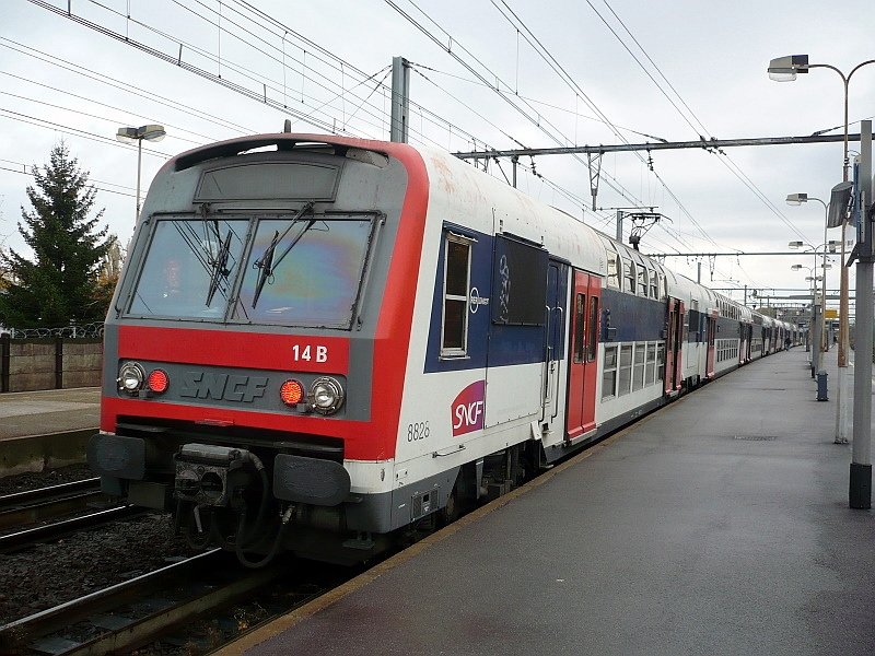 Triebwagen 8826 mit V2BN-Doppelstockwagen der Il de France am 16.10.2008 in La Verriere, im Gegensatz zur BR 20500 hat dieser Triebwagen die Kopfform der V2BN-Doppelstock-Steuerwagen.