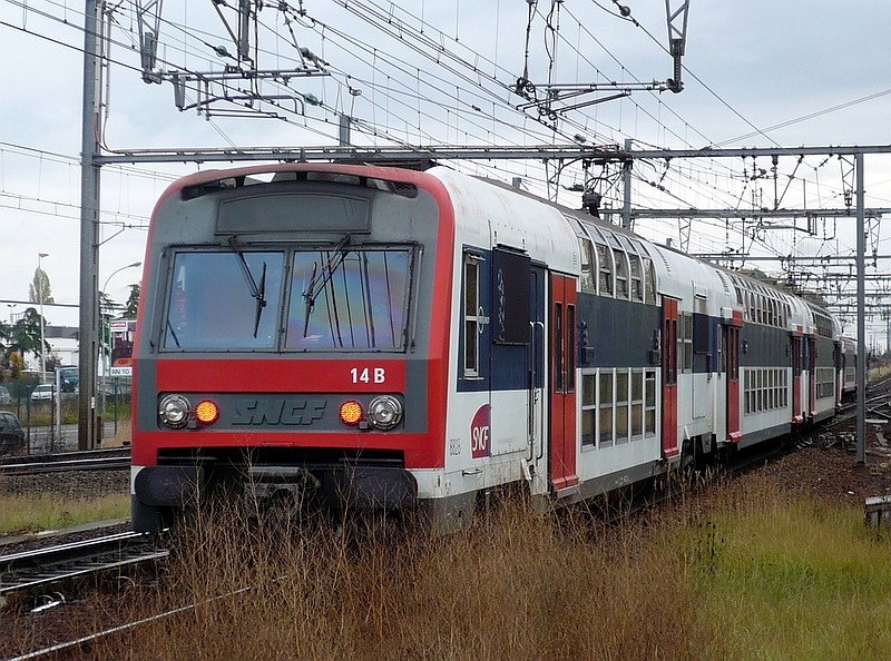 Triebwagen 8826 mit V2BN-Doppelstockzug der Ile de France f�hrt am 16.10.2008 in den Bahnhof La Verriere ein.