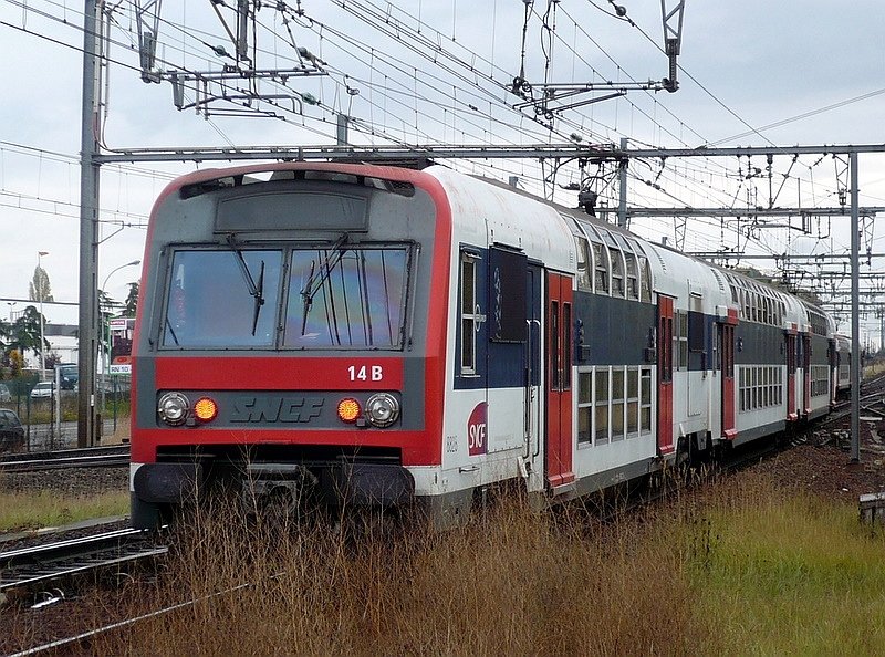 Triebwagen 8826 mit V2BN-Doppelstockzug der Ile de France fhrt am 16.10.2008 in den Bahnhof La Verriere ein.