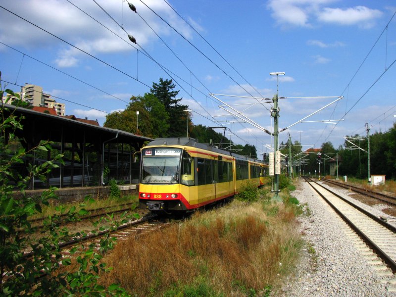 Triebwagen 888 der Albtal-Verkehrsgesellschaft trifft als S41 nach Eutingen im G�u in Freudenstadt Hbf ein. (12.September 2009)