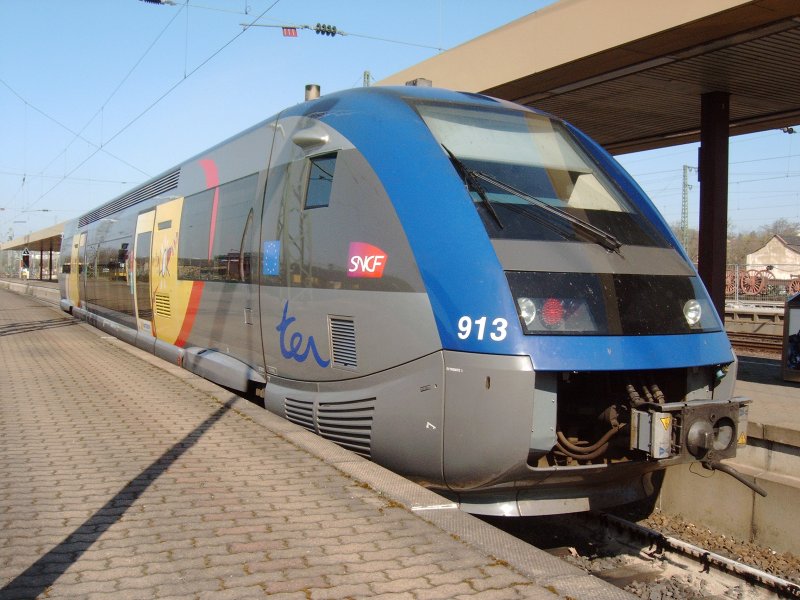 Triebwagen 913 wartet am 08.04.2007 auf die Abfahrt als RE nach Metz auf Gleis 2 in Saarbrcken HBF .