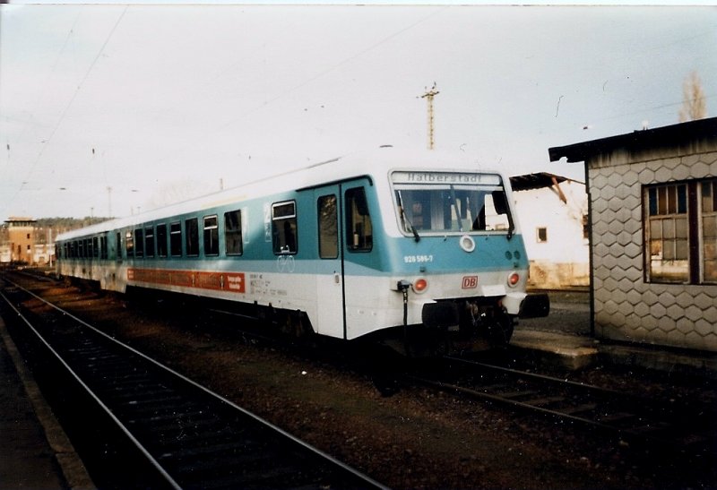 Triebwagen 928 586 im Januar 1999 in Blankenburg/Harz.