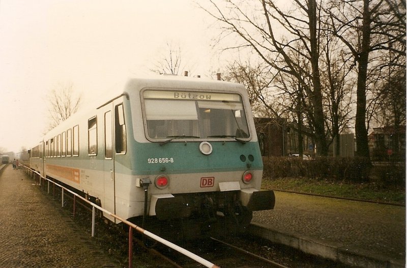 Triebwagen 928 656 im Februar 1998 nach B�tzow mu�te in Teterow die Kreuzung mit dem Gegenzug abwarten.