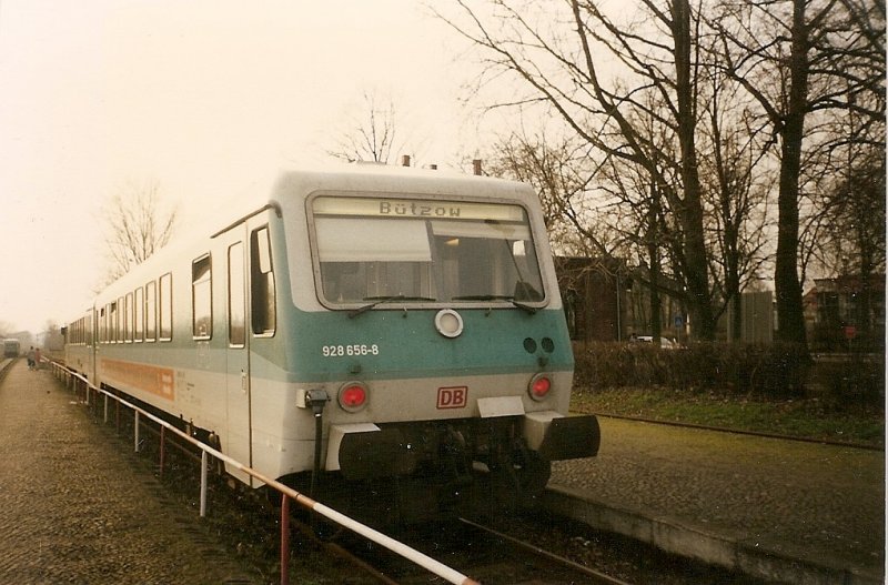 Triebwagen 928 656 im Februar 1998 nach Btzow mute in Teterow die Kreuzung mit dem Gegenzug abwarten.