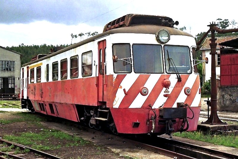 Triebwagen 9306 (Allan 1955) dient auch heute noch als Arbeitsfahrzeug (Sernada do Vouga 12. Mai 2009). - Negativ-Scan -