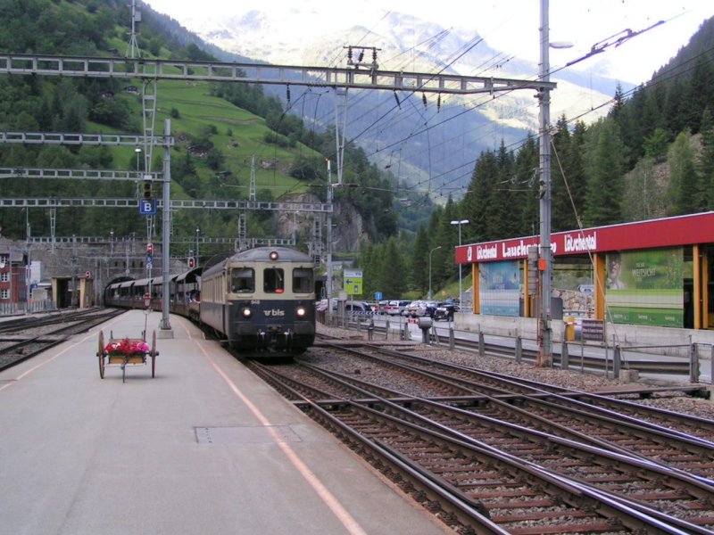 Triebwagen 948 verlsst mit einem Autozug den Ltschbergscheiteltunnel bei Goppenstein. Als Schiebelok war Lok 163 im Einsatz. 03.08.07  