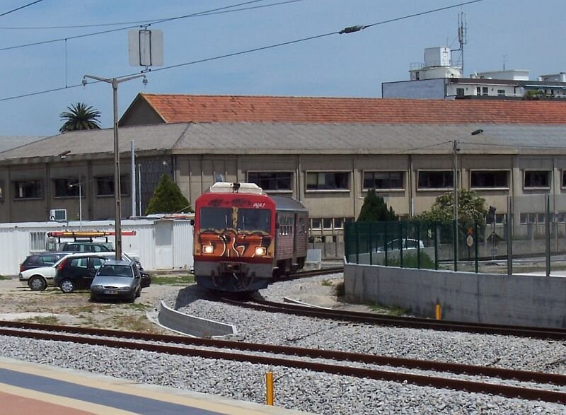 Triebwagen 9630 fhrt am 15.05.2006 von Sernada do Vouga kommend in den Bahnhof Avairo ein. 1991/92 wurden 7 Stck dieser diesel-elektrischen Triebwagen fr das Schmalspurnetz um Porto angeschafft, sie sind umrstbar als ET fr Oberleitungsbetrieb.